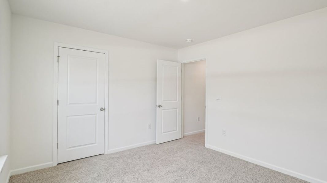 Spacious, unfurnished interior of a new home in Cross Creek, Spring Lake (Image 28).