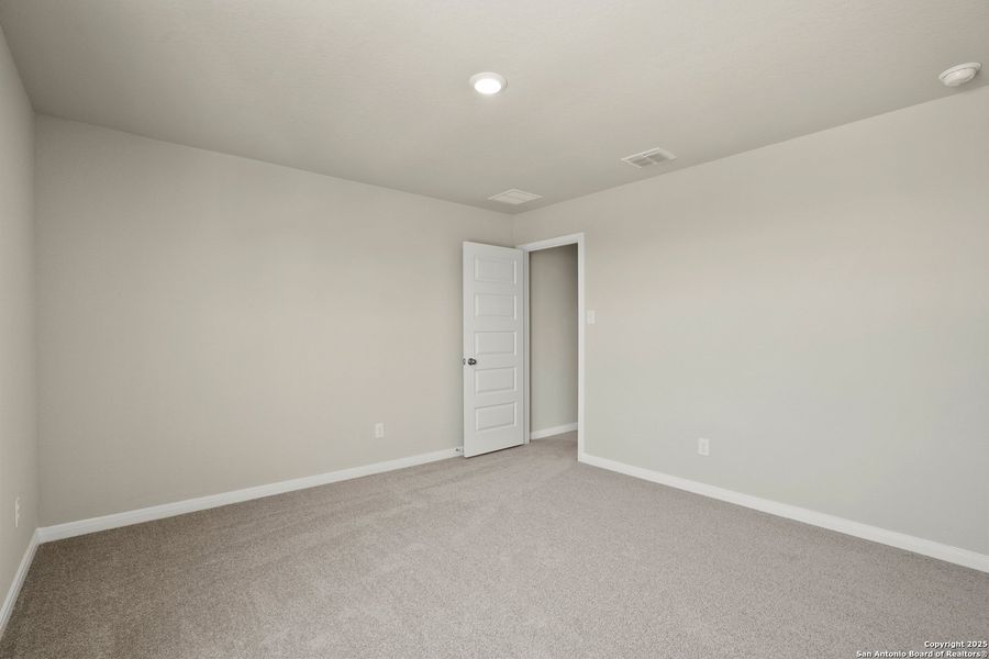 Spacious, unfurnished interior of a new home in Hickory Ridge, Elmendorf (Image 11).