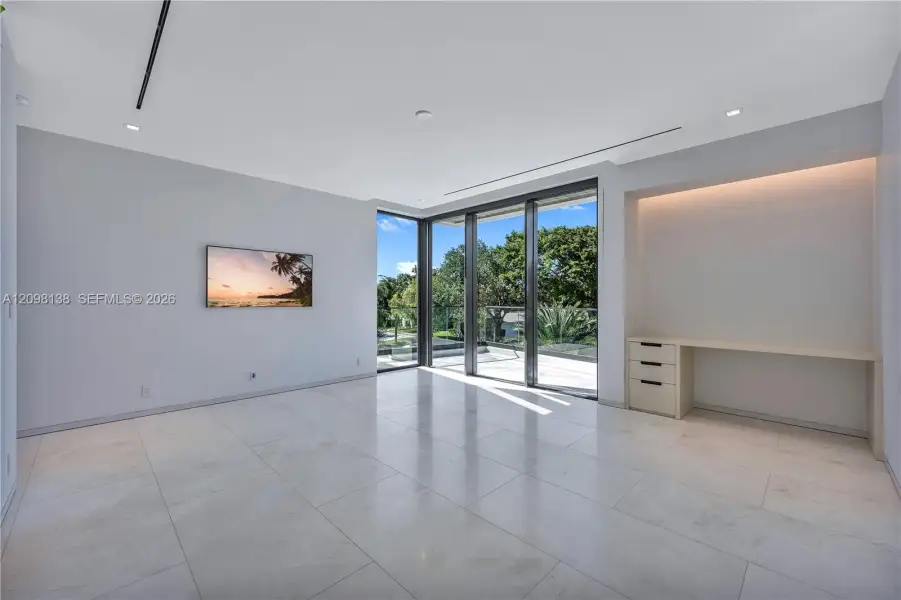 Spacious, unfurnished interior of a new home in , Fort Lauderdale (Image 18).