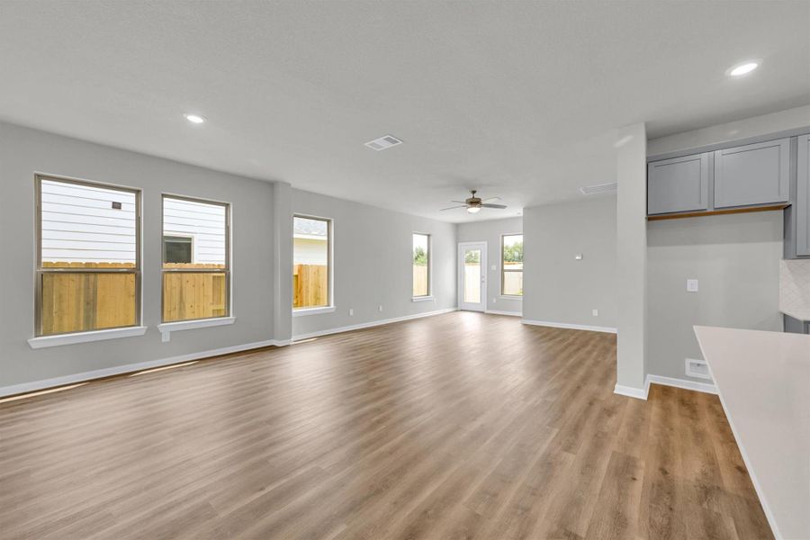 Spacious, unfurnished interior of a new home in La Segarra 40', Brookshire (Image 15).