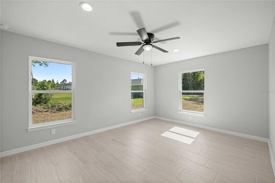 Spacious, unfurnished interior of a new home in , Dunnellon (Image 27).
