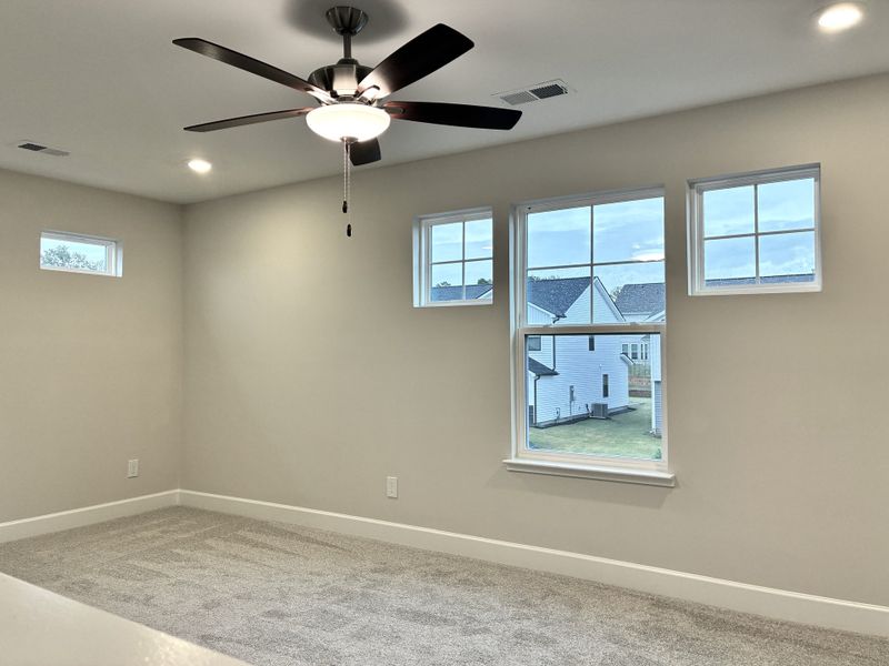 Spacious, unfurnished interior of a new home in Holly Ridge, Greenville (Image 13).