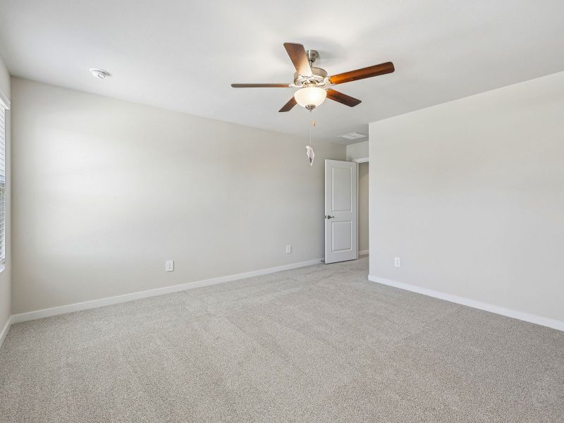 Spacious, unfurnished interior of a new home in Oak Ridge Park, Corinth (Image 13).