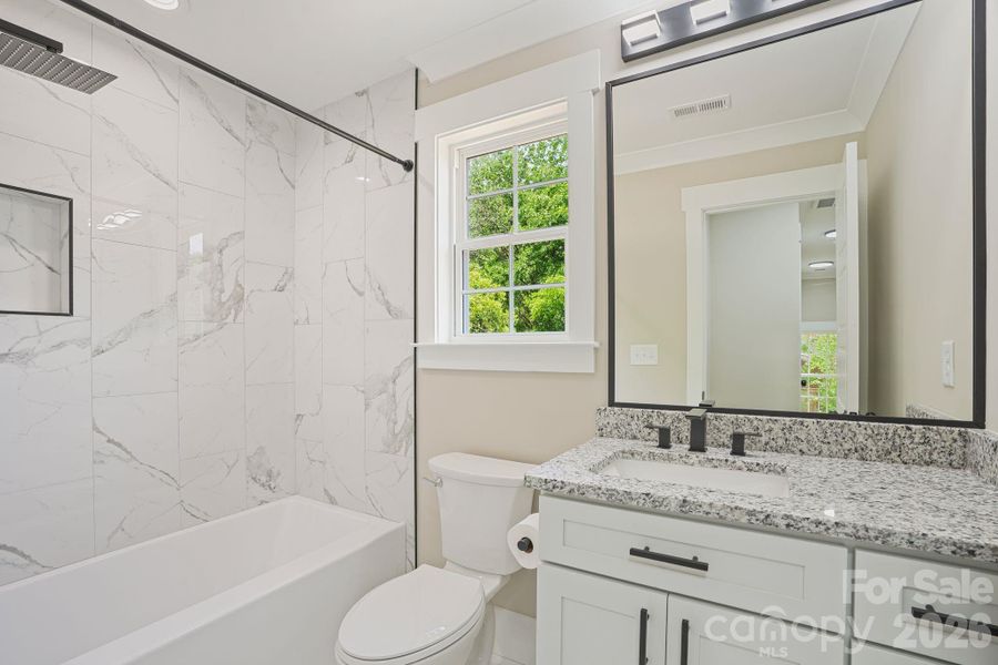 Upstairs Full Bath Room
