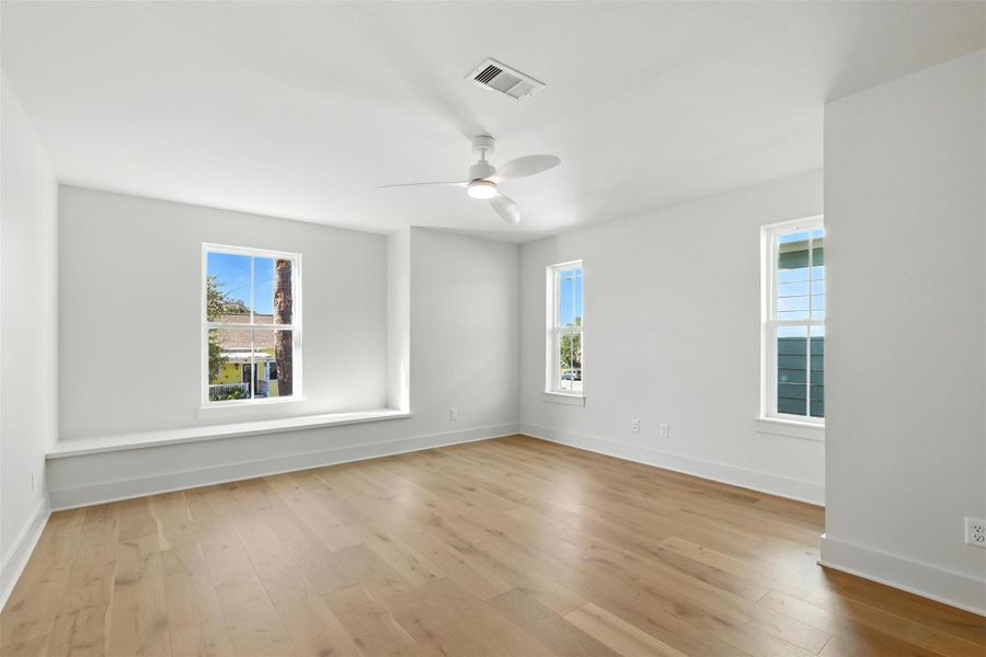 Spacious, unfurnished interior of a new home in , Galveston (Image 19).