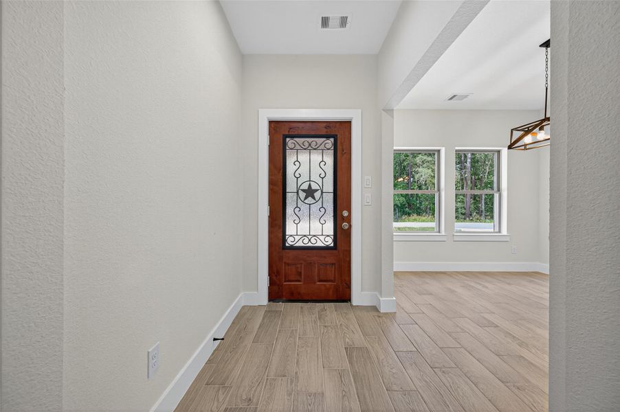 Entryway is bright & welcoming. Entryway is bright & welcoming.