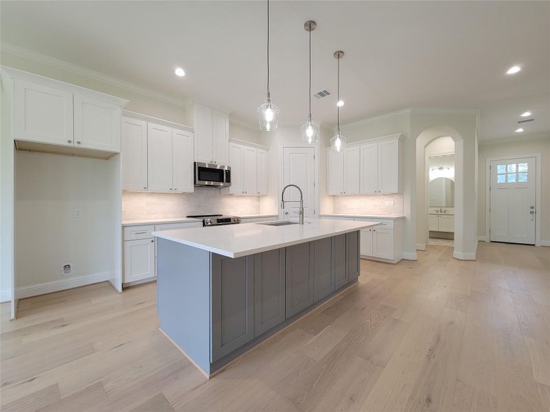 Furnished interior view inside a new home in , Conroe (Image 15).