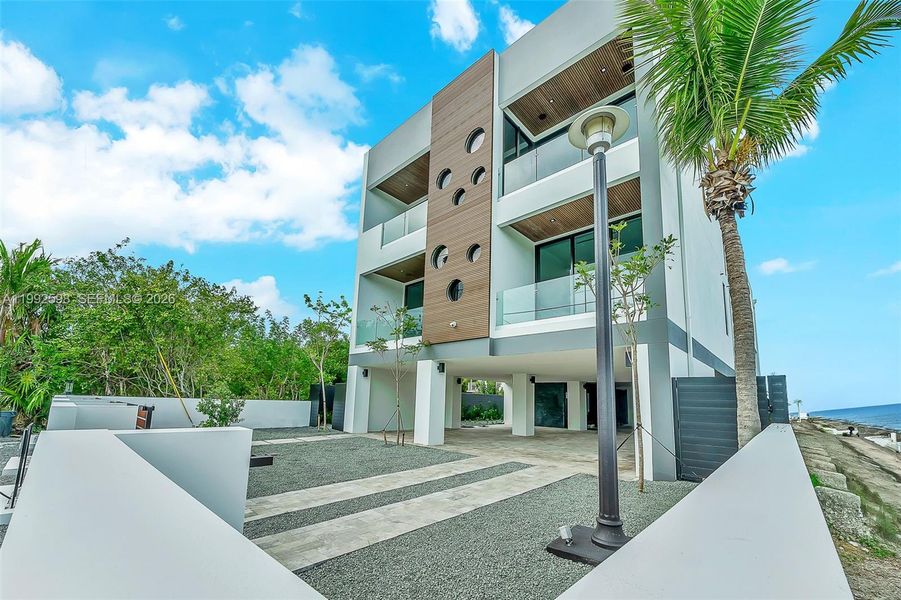 Condo located in Key Largo, FL showcasing its design and architecture (Image 4).