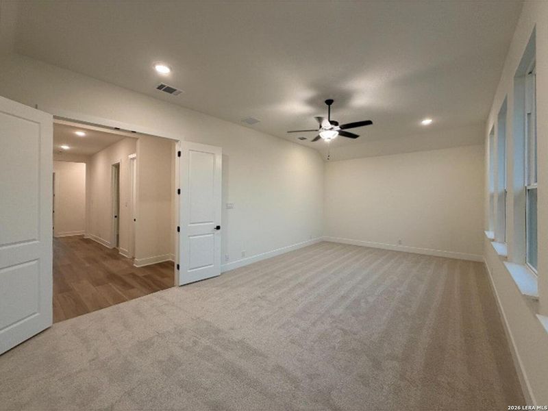 Spacious, unfurnished interior of a new home in Waldsanger, New Braunfels (Image 26).