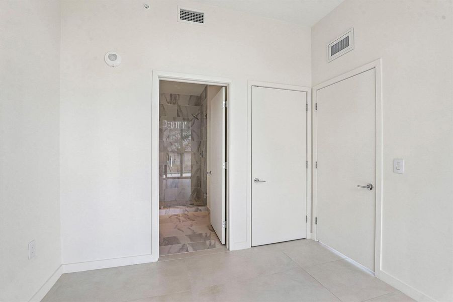 46-web-or-mls-Biscayne Blvd 201-S0409-04