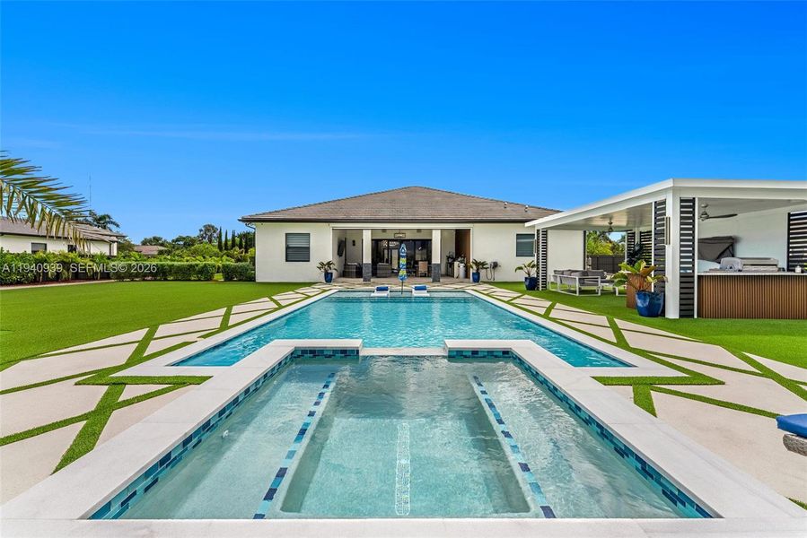 Exterior details and patio area of a home in , Miami (Image 14).
