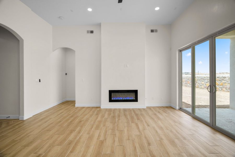 Spacious, unfurnished interior of a new home in Verdancia, El Paso (Image 40).