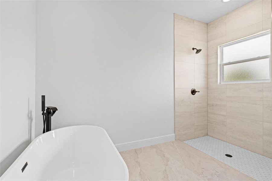 Spacious, unfurnished interior of a new home in , Ocala (Image 25).