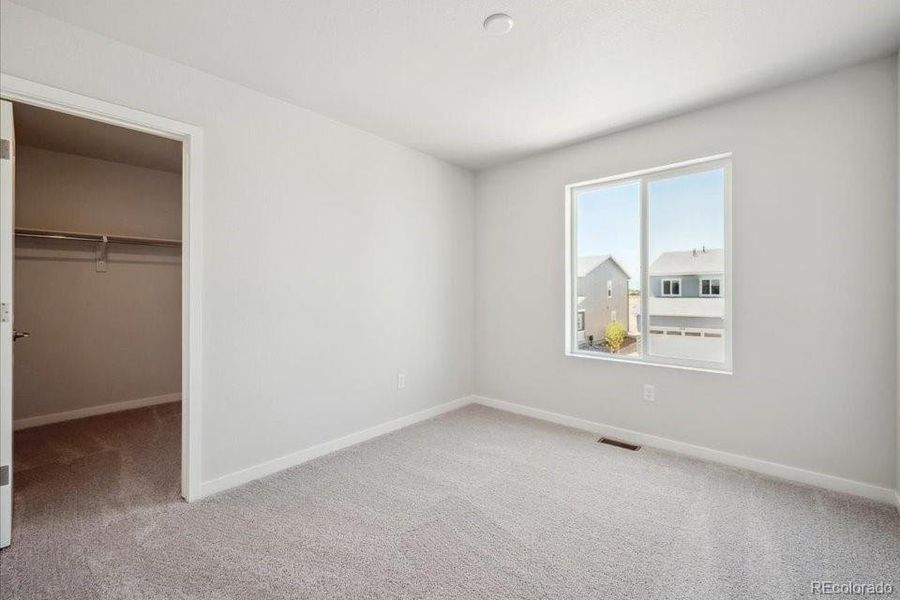 Spacious, unfurnished interior of a new home in Coyote Creek, Fort Lupton (Image 18).