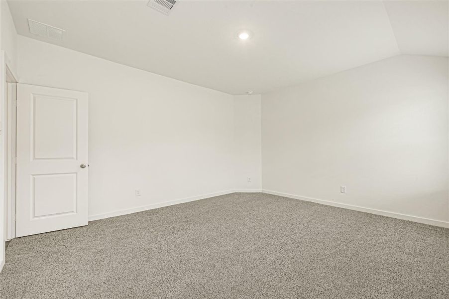 Spacious, unfurnished interior of a new home in Holly Ridge, Rosenberg (Image 30).
