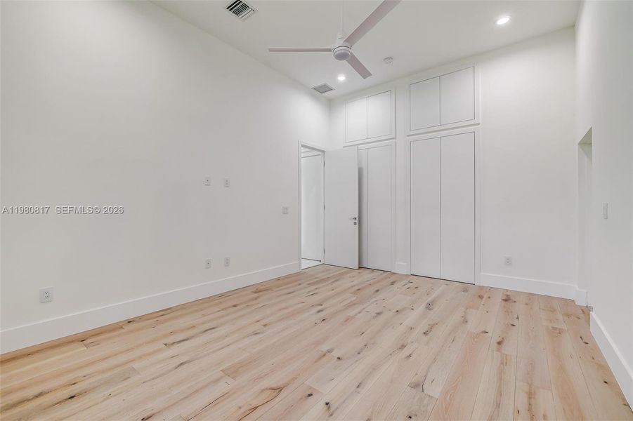 Spacious, unfurnished interior of a new home in , Biscayne Park (Image 51).