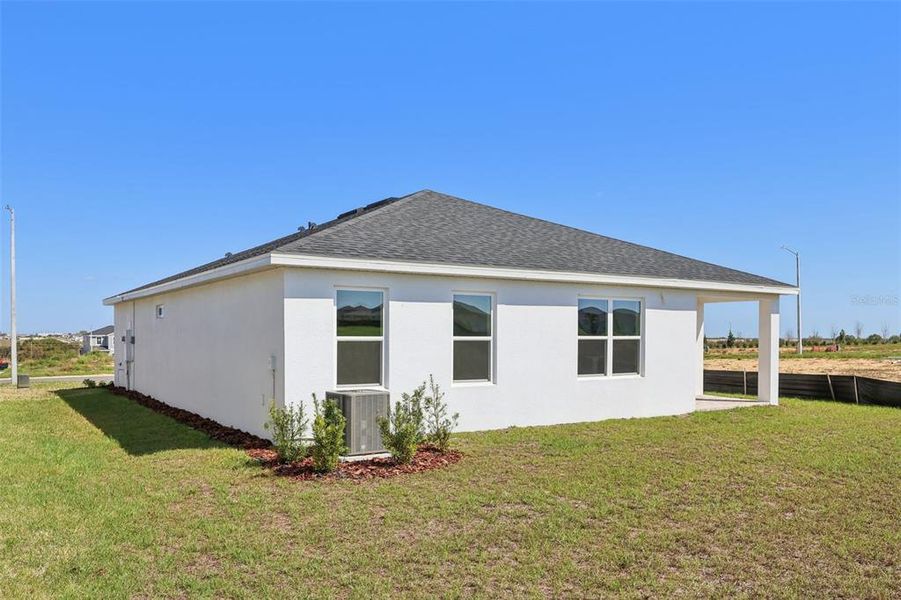 Exterior details and patio area of a home in Hamilton Bluff, Lake Hamilton (Image 3).