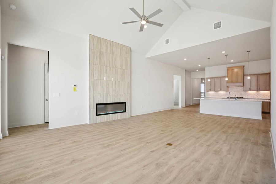 Spacious, unfurnished interior of a new home in Sunfield, Buda (Image 28).