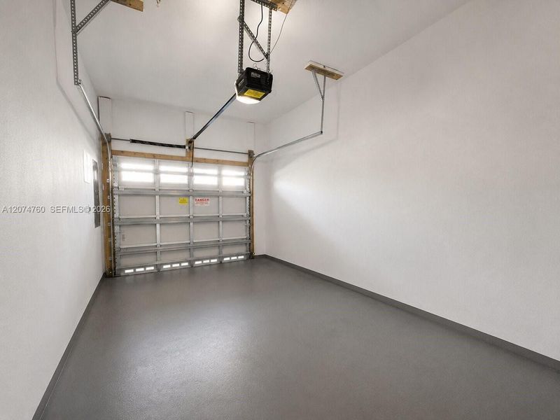 Spacious, unfurnished interior of a new home in , Hollywood (Image 22).