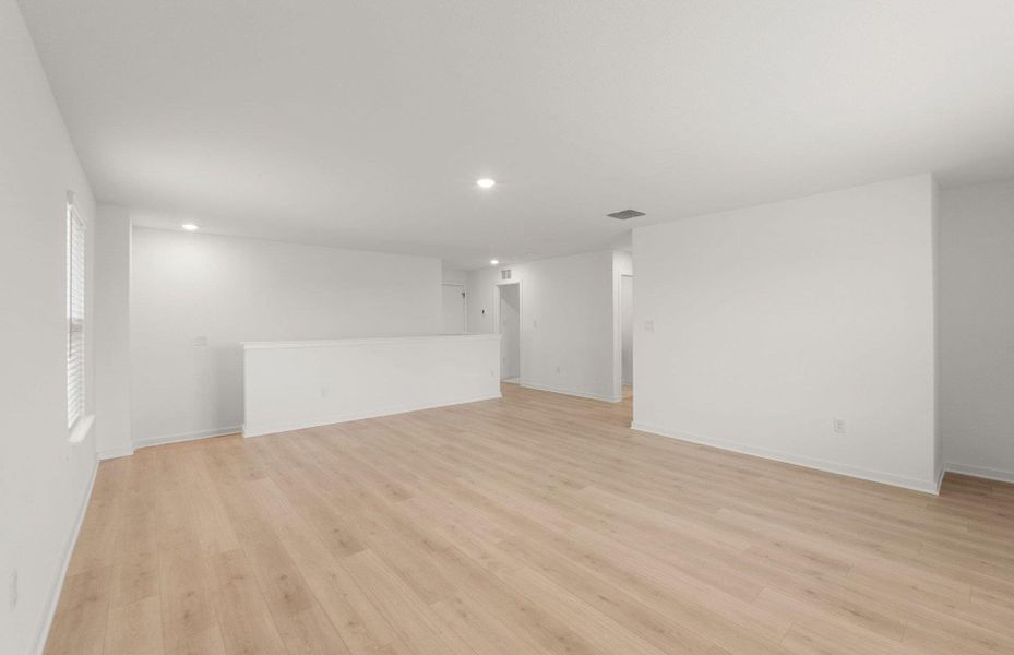 Spacious, unfurnished interior of a new home in Sunfield, Buda (Image 16).