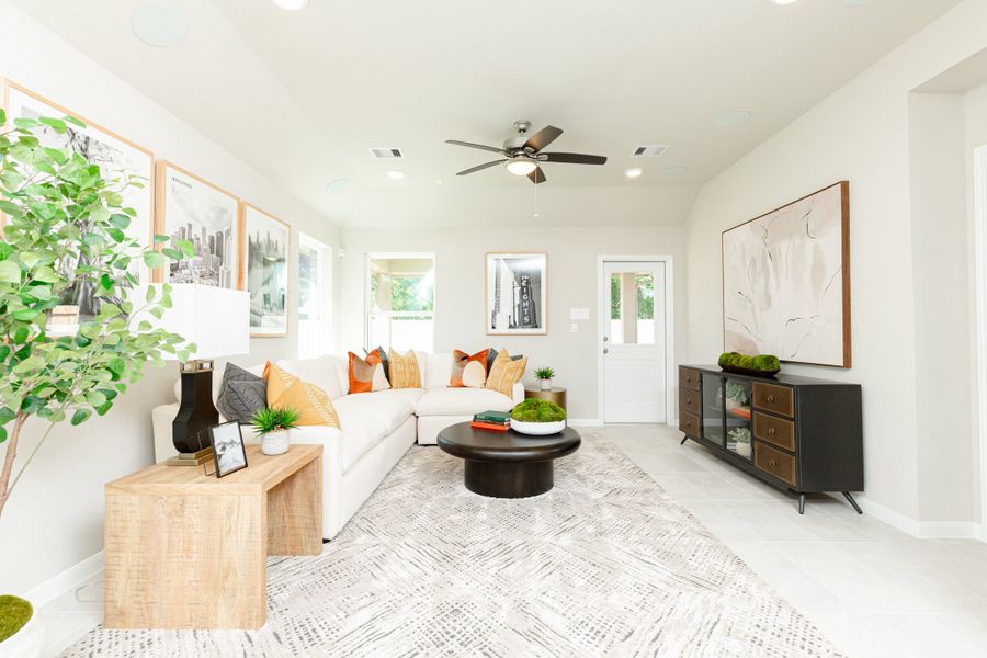 Representative furnished interior of a home built from the Austin by Beazer Homes in Sorella, Tomball (Image 7).