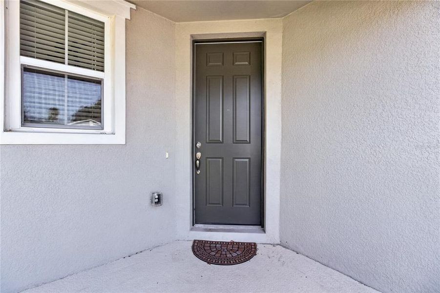 Exterior details and patio area of a home in Seasons at Forest Creek, Haines City (Image 40).