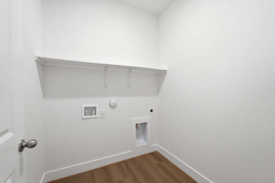Spacious, unfurnished interior of a new home in Sunfield, Buda (Image 23).