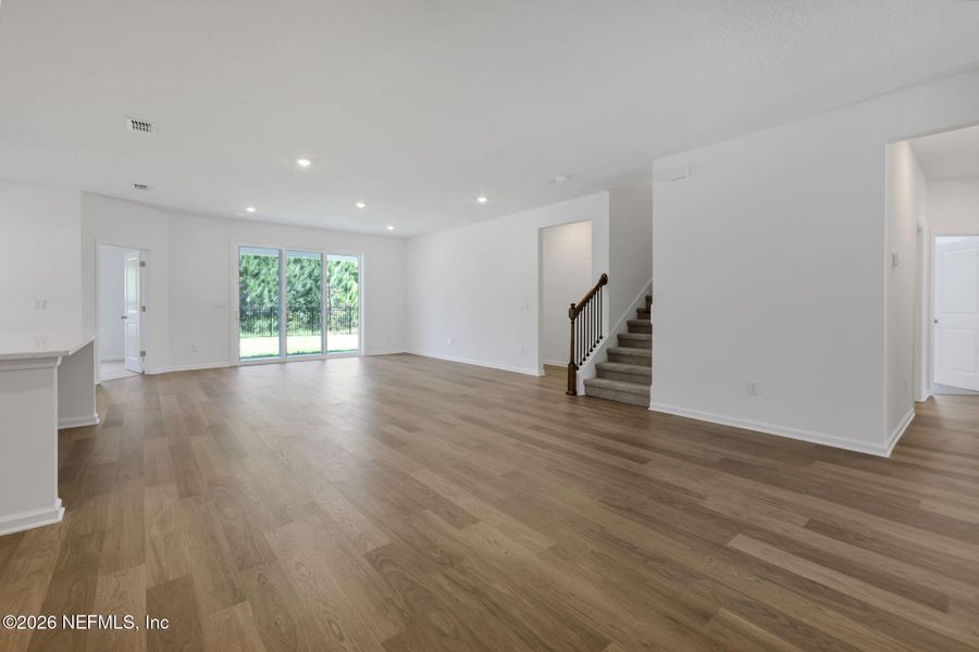 Spacious, unfurnished interior of a new home in Hyland Trail, Green Cove Springs (Image 35).