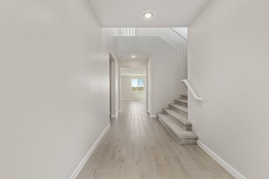 Spacious, unfurnished interior of a new home in Rialta, Mesa (Image 10).