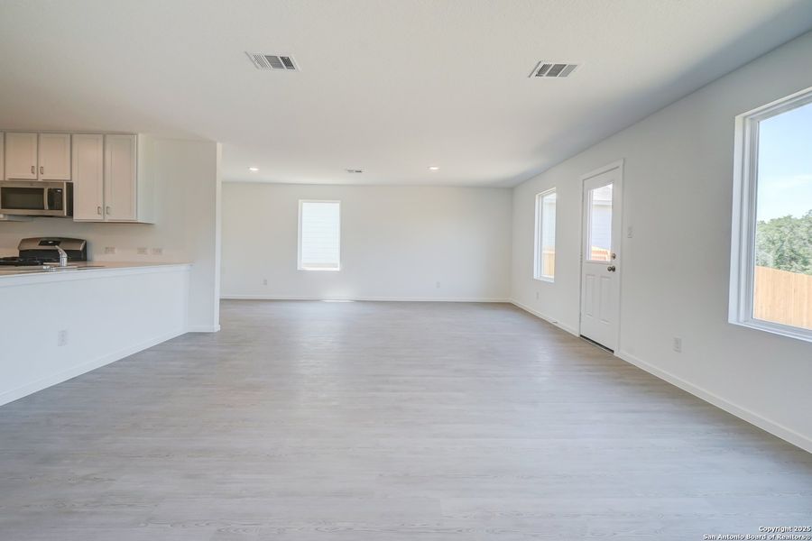 Spacious, unfurnished interior of a new home in , San Antonio (Image 29).