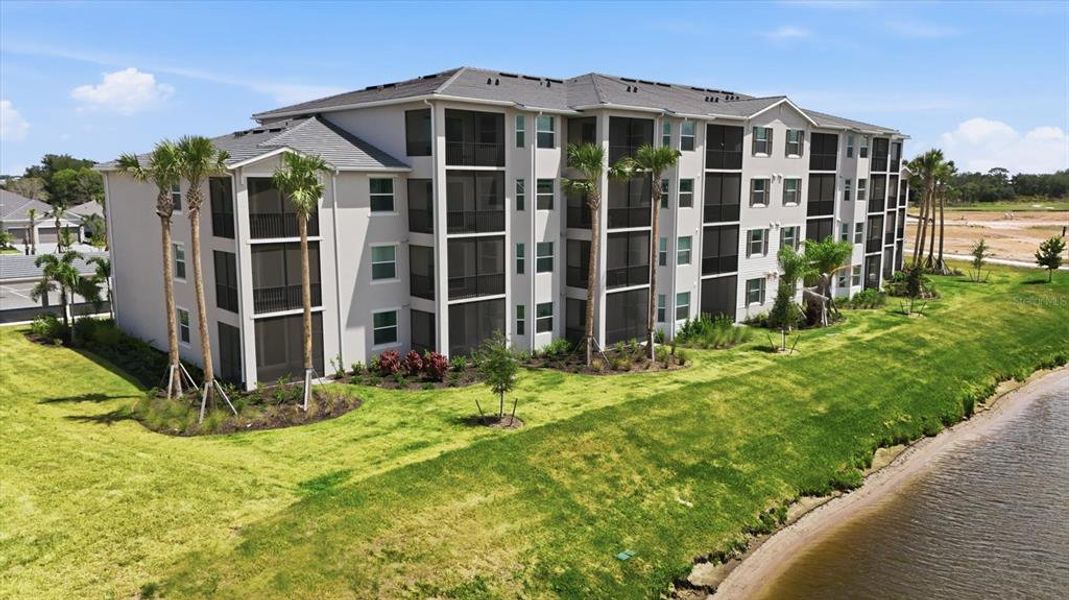 Condo located in Bradenton, FL showcasing its design and architecture (Image 24).