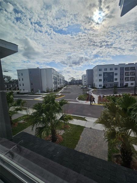 Condo located in Orlando, FL showcasing its design and architecture (Image 5).