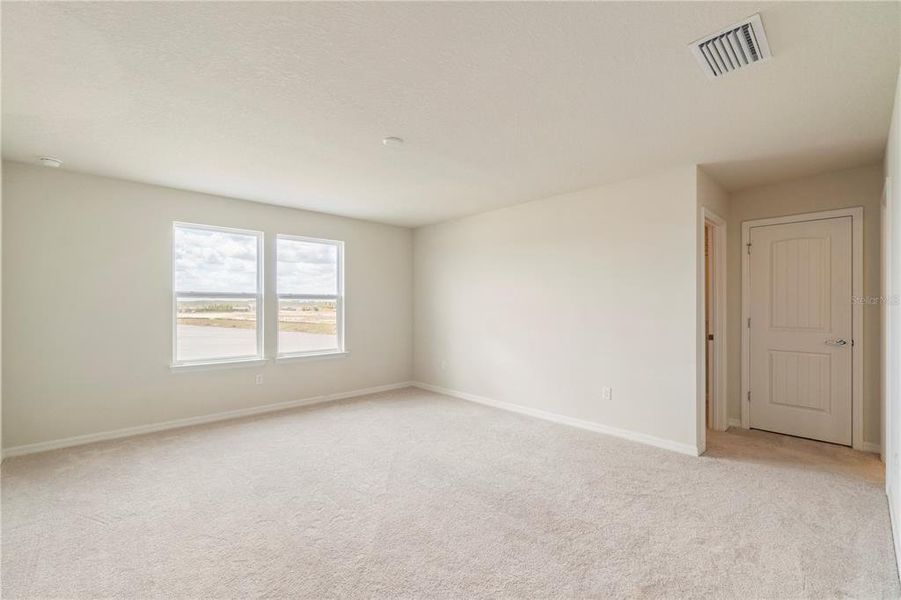 Spacious, unfurnished interior of a new home in , Orlando (Image 33).