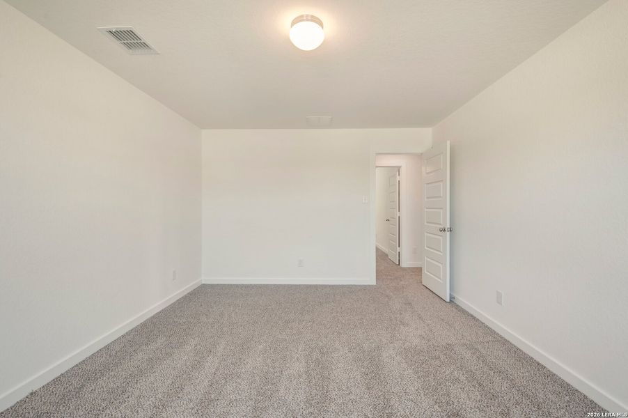 Spacious, unfurnished interior of a new home in Cinco Lakes, San Antonio (Image 34).