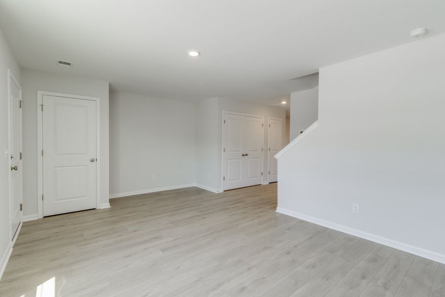 Spacious, unfurnished interior of a new home in Astoria, Columbia (Image 13).