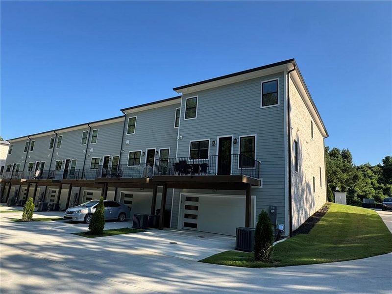 Condo located in Stockbridge, GA showcasing its design and architecture (Image 5).
