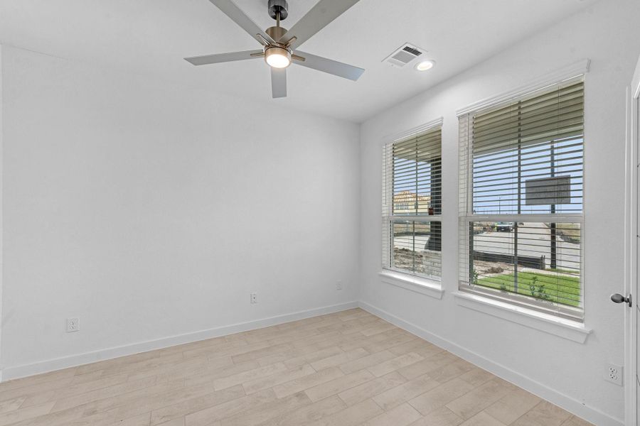 Spacious, unfurnished interior of a new home in Grand Mason Crossing, Katy (Image 17).
