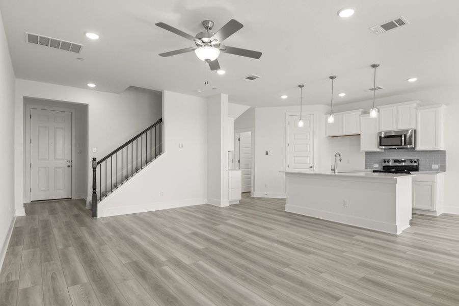 Spacious, unfurnished interior of a new home in Avery Centre, Round Rock (Image 14).