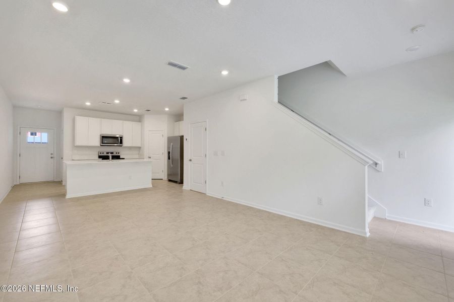 Spacious, unfurnished interior of a new home in , Middleburg (Image 10).
