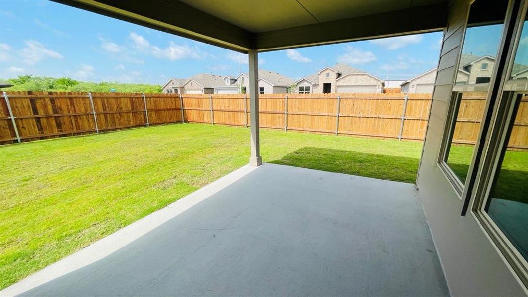 Exterior details and patio area of a home in Sunnycreek, Fort Worth (Image 3).