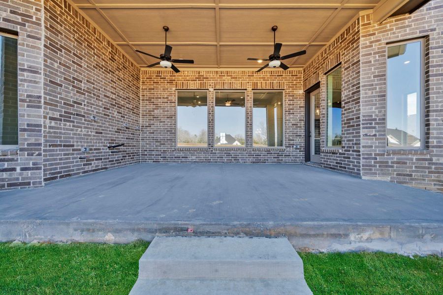 Exterior details and patio area of a home in Chambers Creek, Willis (Image 23).