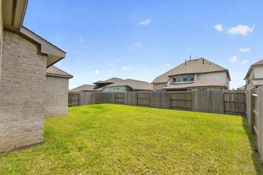 Exterior details and patio area of a home in Lago Mar – 50', Texas City (Image 4).