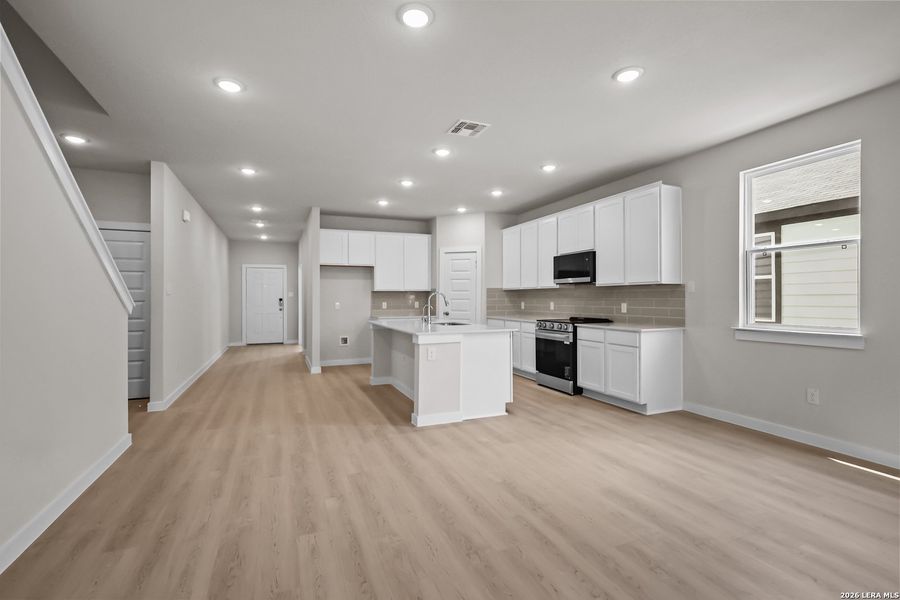 Furnished interior view inside a new home in Hiddenbrooke, Seguin (Image 8).