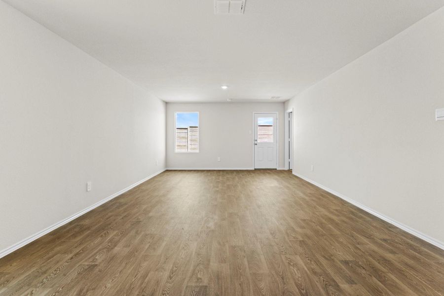 Spacious, unfurnished interior of a new home in Ladera, Luling (Image 12).