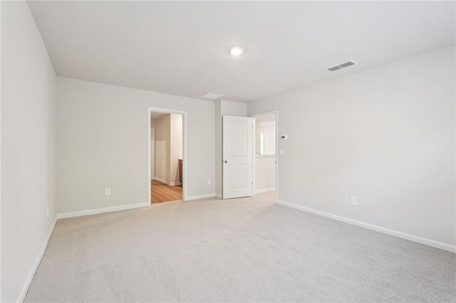 Spacious, unfurnished interior of a new home in Ivey Township, Dallas (Image 28).