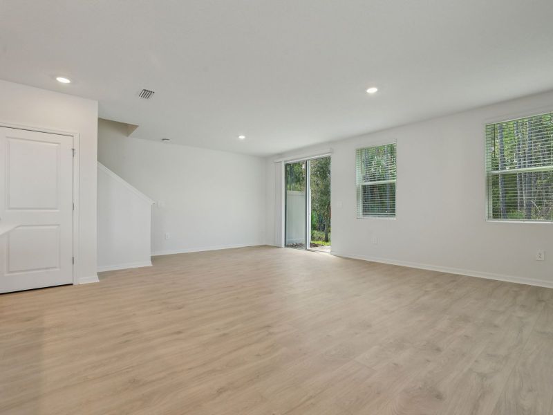 Spacious, unfurnished interior of a new home in Bradford Park, Ormond Beach (Image 11).