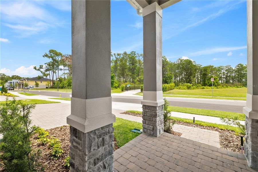 Exterior details and patio area of a home in , Winter Garden (Image 4).
