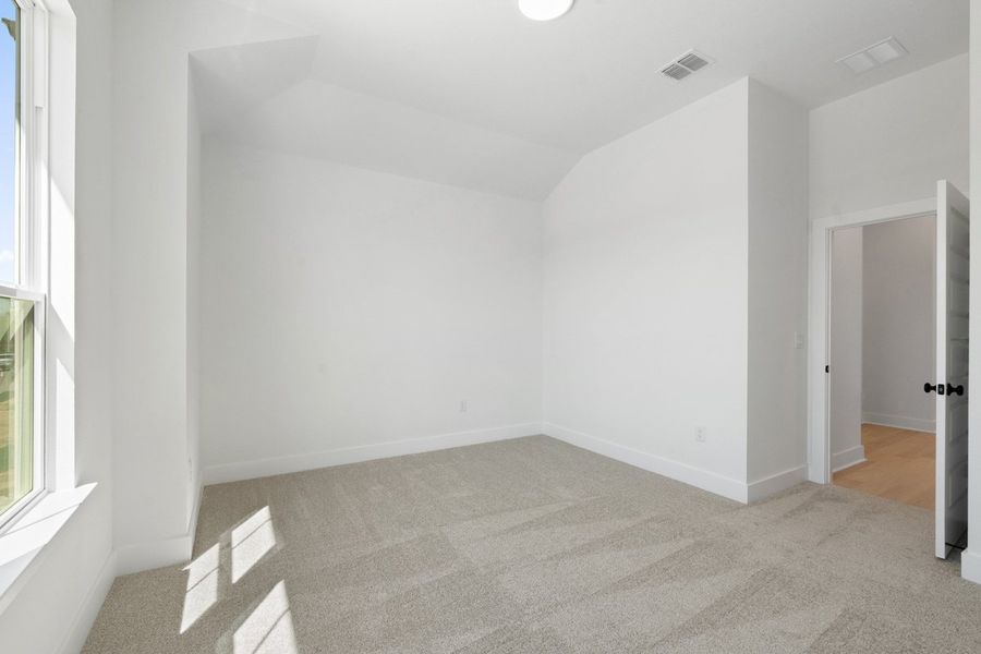 Spacious, unfurnished interior of a new home in Persimmon, Buda (Image 32).