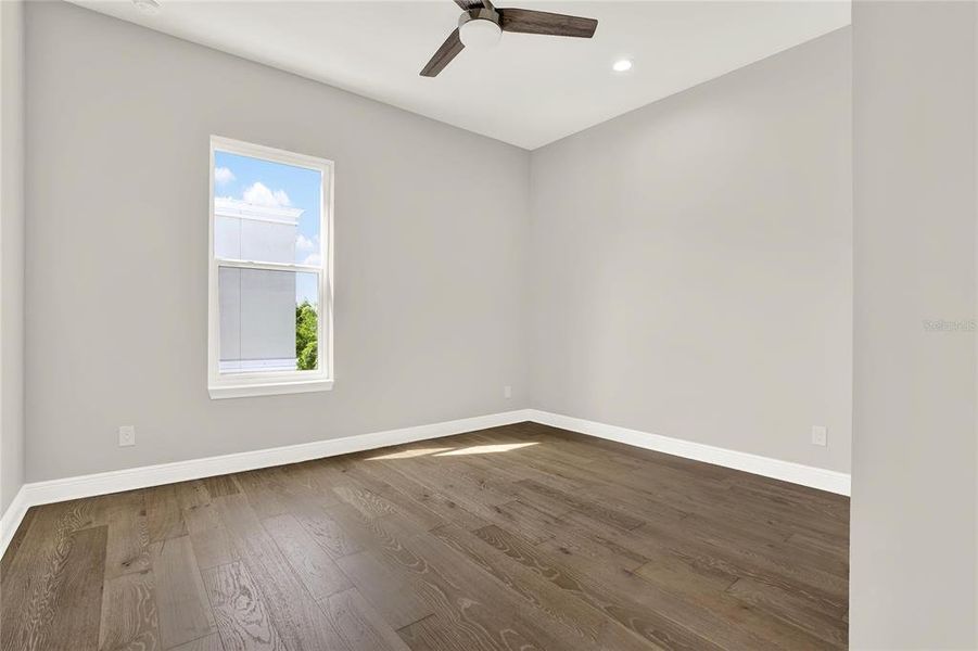 Spacious, unfurnished interior of a new home in , Tampa (Image 33).