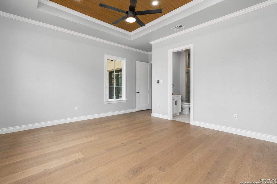 Spacious, unfurnished interior of a new home in , Bandera (Image 19).